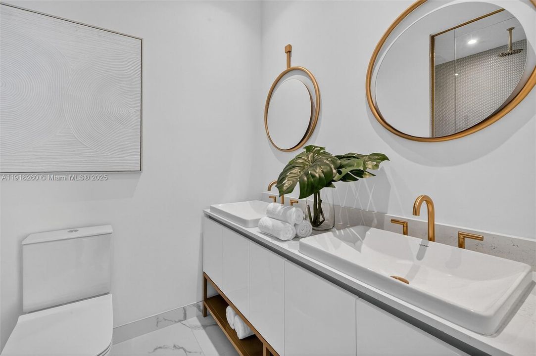 For Sale: $1,999,000 (2 beds, 2 baths, 905 Square Feet)