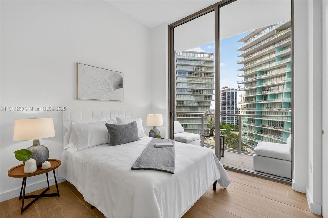 For Sale: $1,999,000 (2 beds, 2 baths, 905 Square Feet)