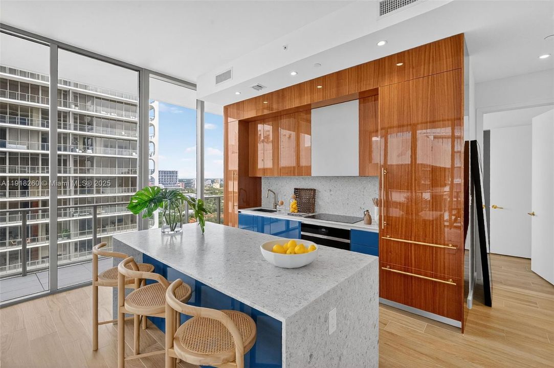 For Sale: $1,999,000 (2 beds, 2 baths, 905 Square Feet)