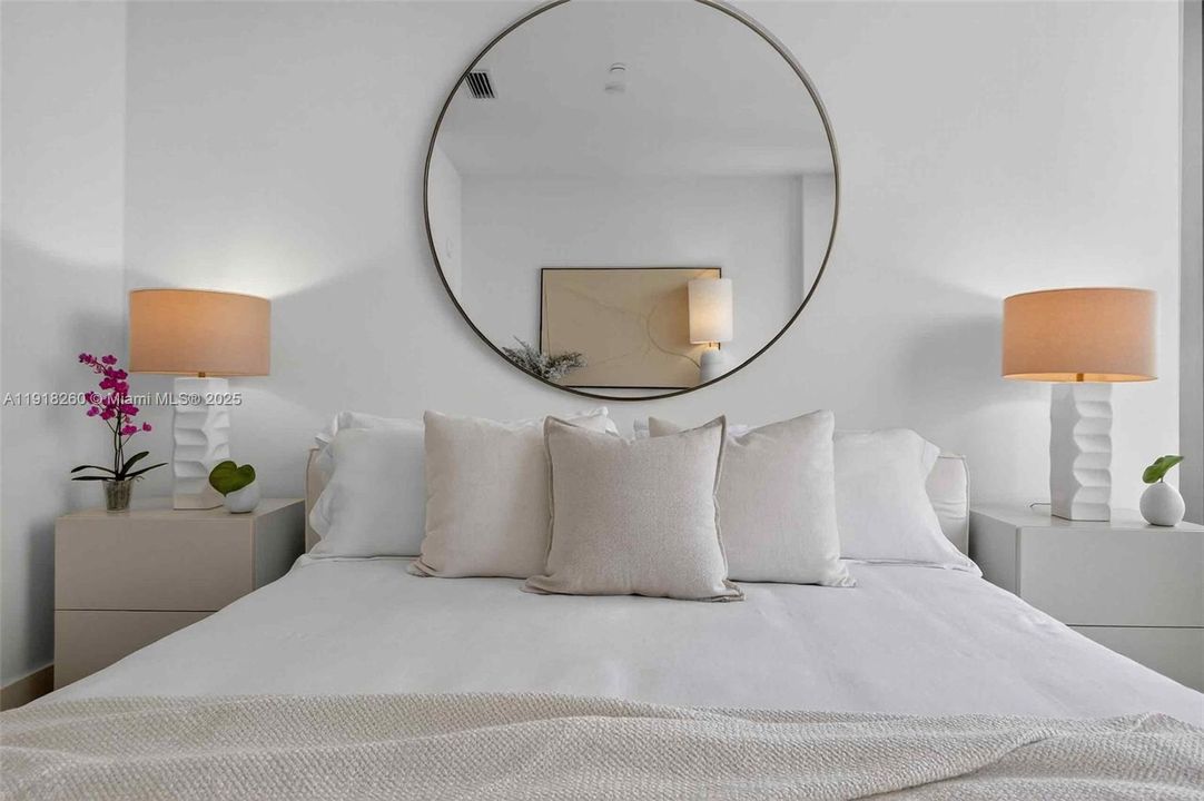 For Sale: $1,999,000 (2 beds, 2 baths, 905 Square Feet)