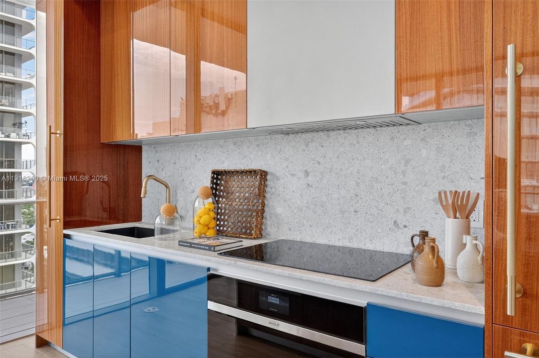 For Sale: $1,999,000 (2 beds, 2 baths, 905 Square Feet)