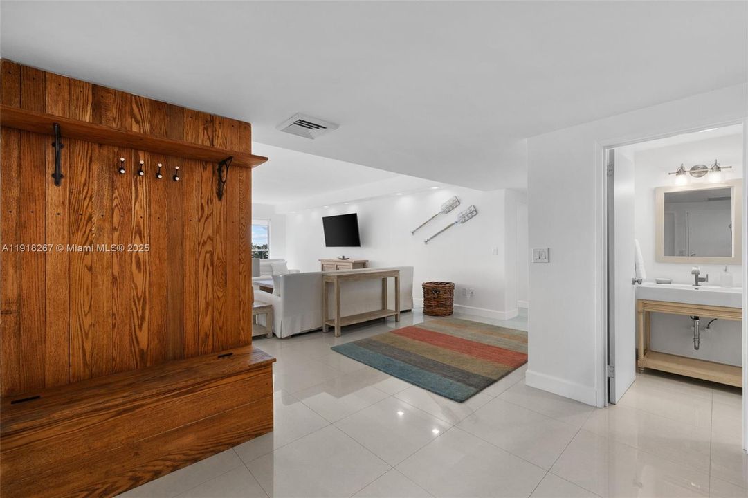 合同活跃: $6,200 (2 贝兹, 2 浴室, 1820 平方英尺)