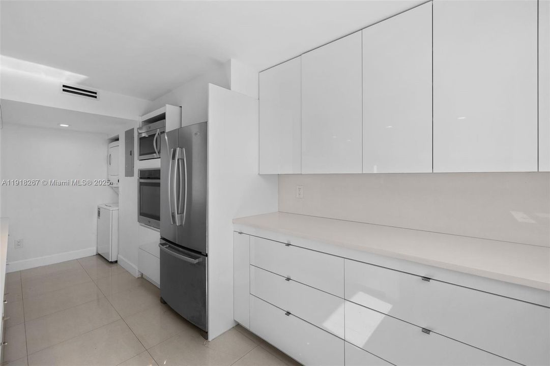 合同活跃: $6,200 (2 贝兹, 2 浴室, 1820 平方英尺)