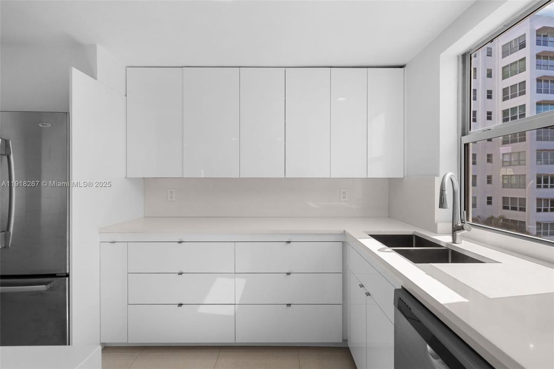 合同活跃: $6,200 (2 贝兹, 2 浴室, 1820 平方英尺)