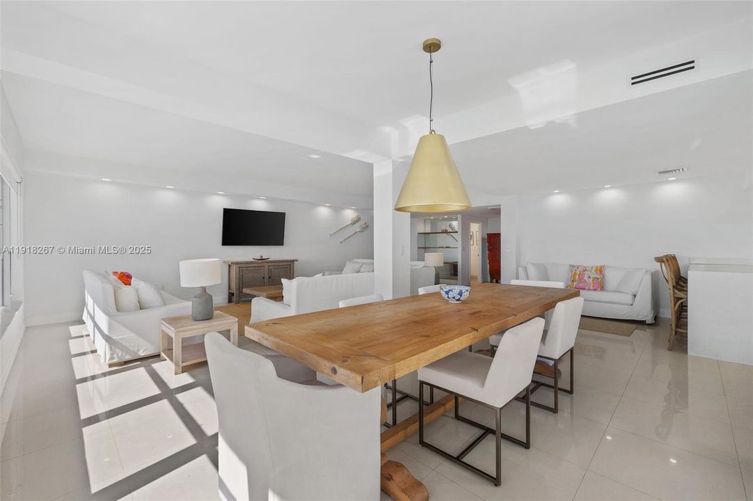 合同活跃: $6,200 (2 贝兹, 2 浴室, 1820 平方英尺)