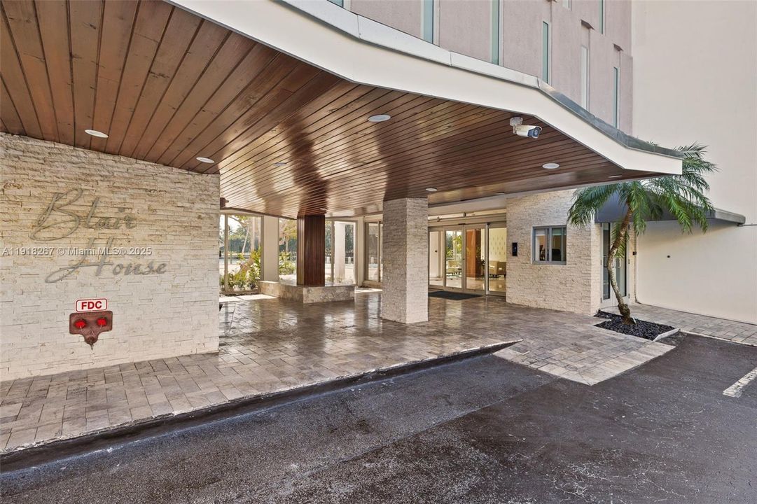 合同活跃: $6,200 (2 贝兹, 2 浴室, 1820 平方英尺)