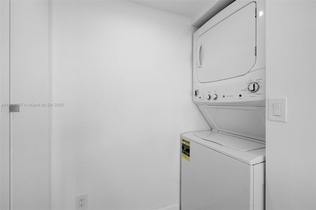 合同活跃: $6,200 (2 贝兹, 2 浴室, 1820 平方英尺)