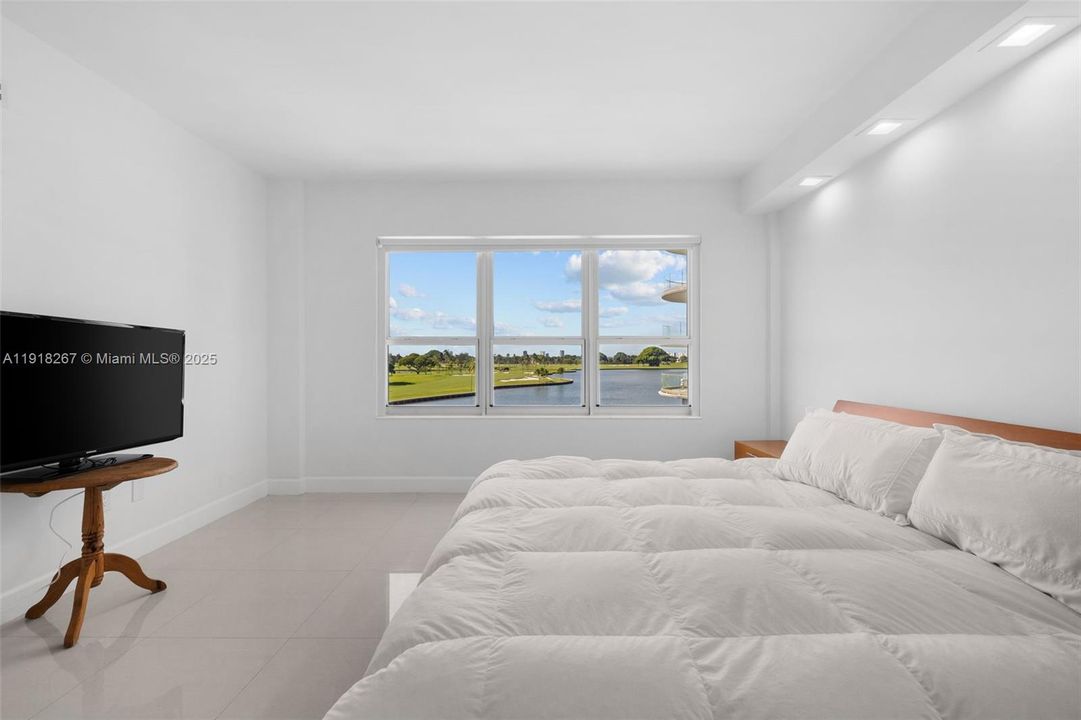 合同活跃: $6,200 (2 贝兹, 2 浴室, 1820 平方英尺)