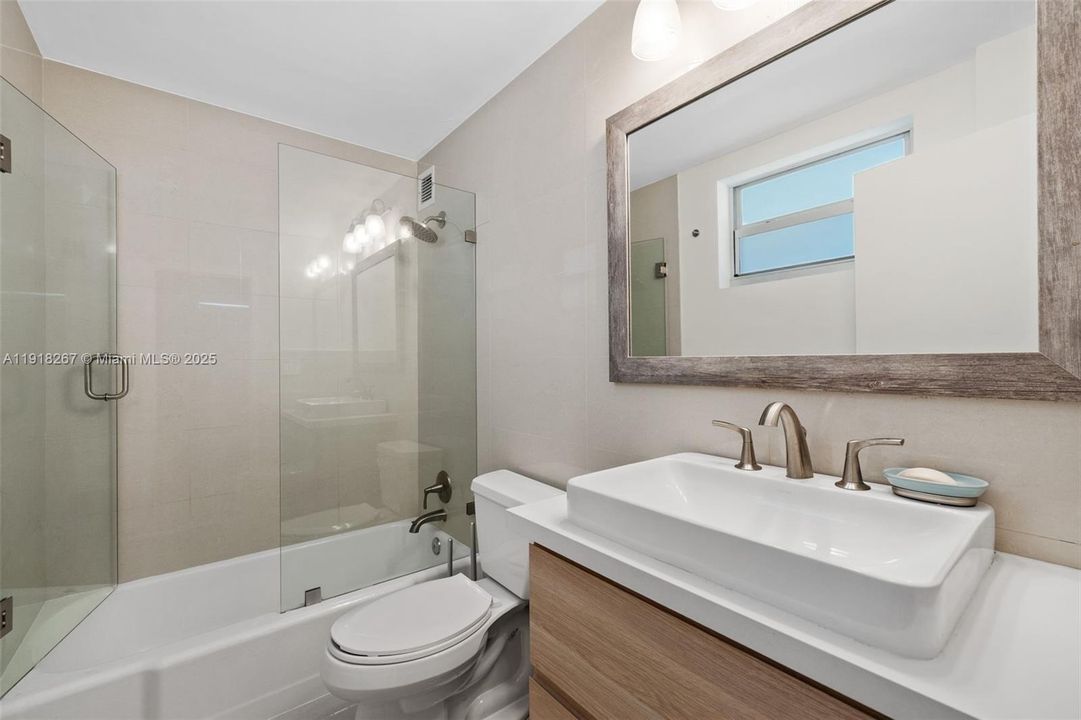 合同活跃: $6,200 (2 贝兹, 2 浴室, 1820 平方英尺)