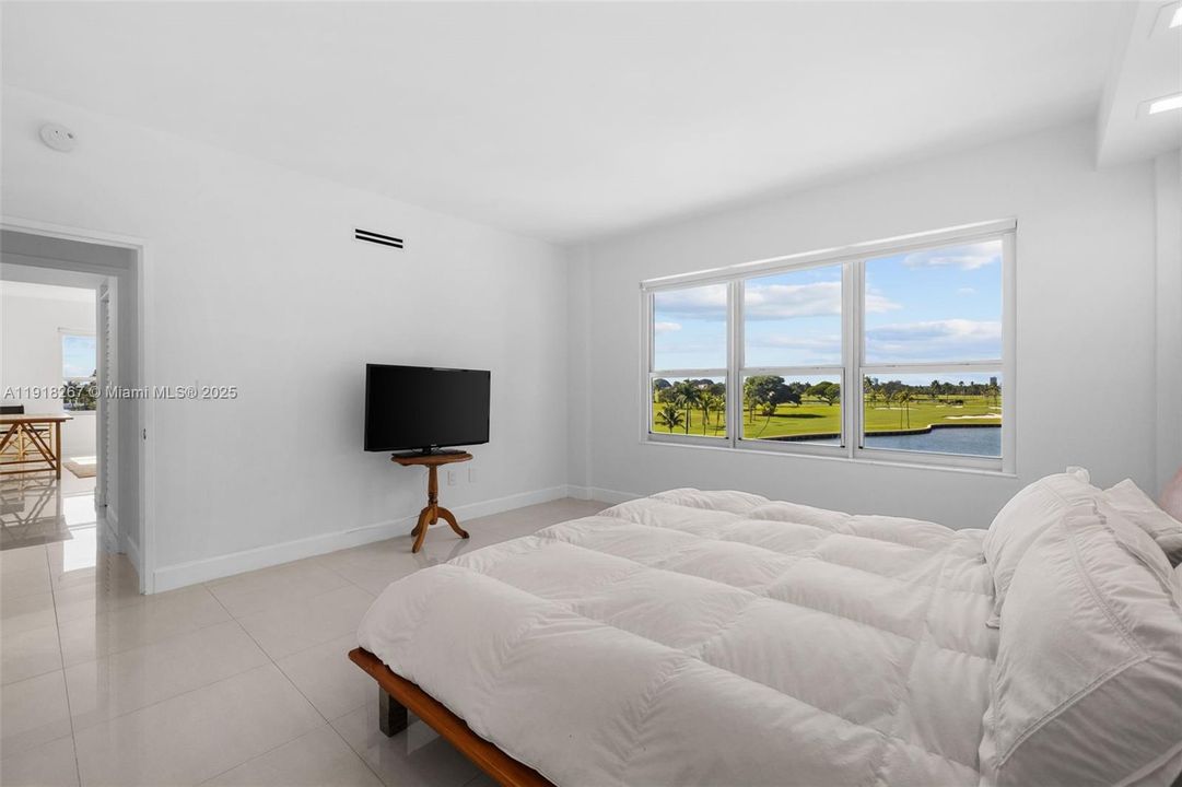 合同活跃: $6,200 (2 贝兹, 2 浴室, 1820 平方英尺)