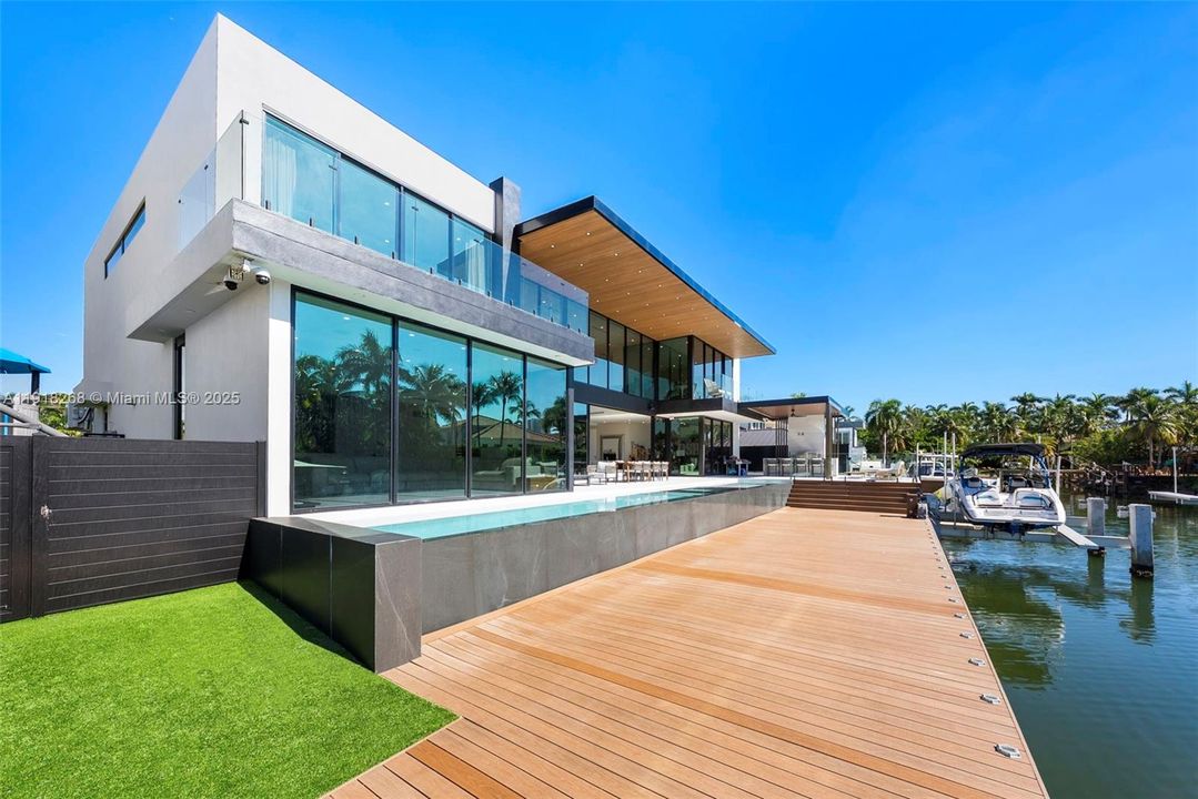 出租: $50,000 (6 贝兹, 6 浴室, 5648 平方英尺)