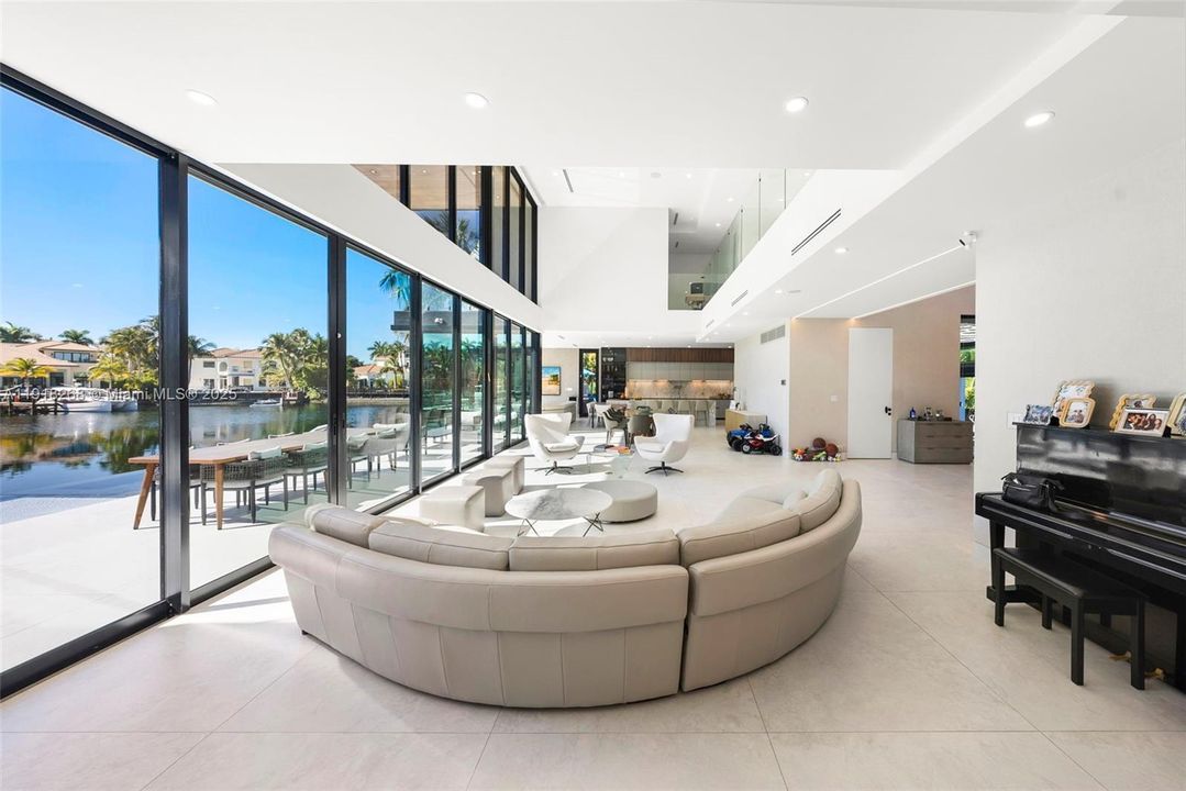 出租: $50,000 (6 贝兹, 6 浴室, 5648 平方英尺)