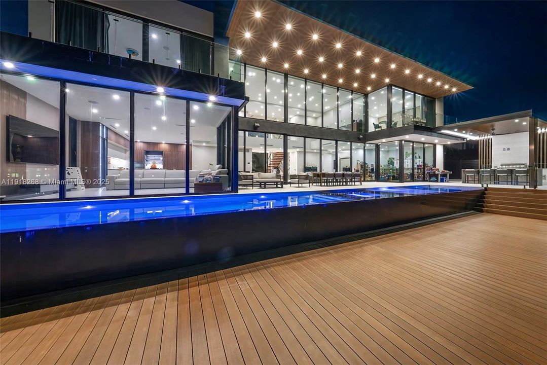 出租: $50,000 (6 贝兹, 6 浴室, 5648 平方英尺)