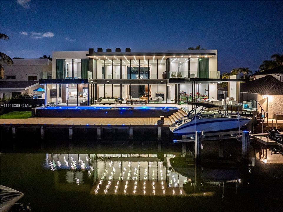 出租: $50,000 (6 贝兹, 6 浴室, 5648 平方英尺)