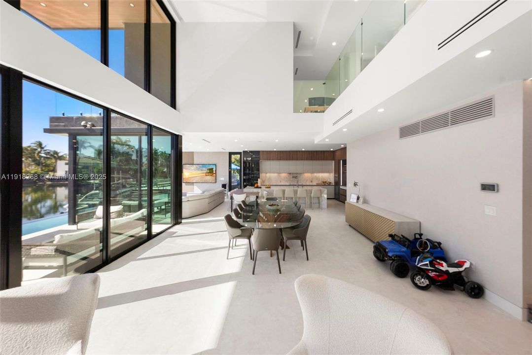 出租: $50,000 (6 贝兹, 6 浴室, 5648 平方英尺)