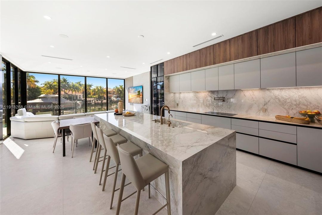 出租: $50,000 (6 贝兹, 6 浴室, 5648 平方英尺)