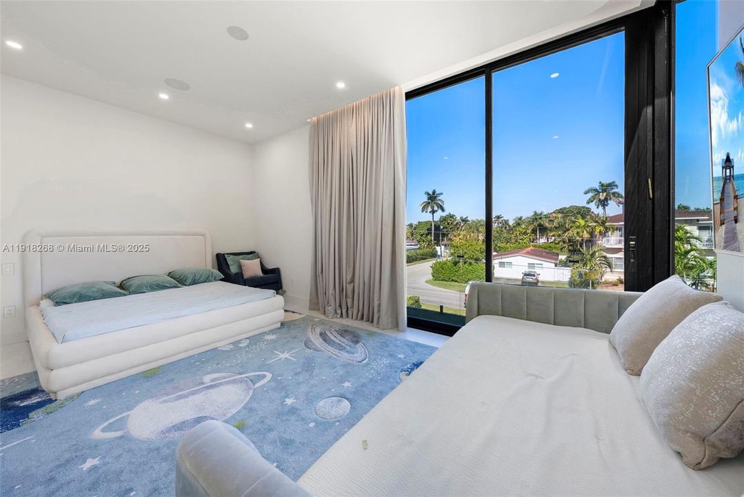 出租: $50,000 (6 贝兹, 6 浴室, 5648 平方英尺)