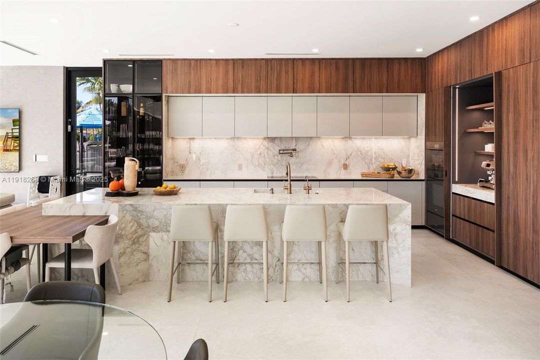 出租: $50,000 (6 贝兹, 6 浴室, 5648 平方英尺)