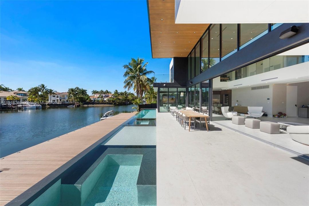 出租: $50,000 (6 贝兹, 6 浴室, 5648 平方英尺)