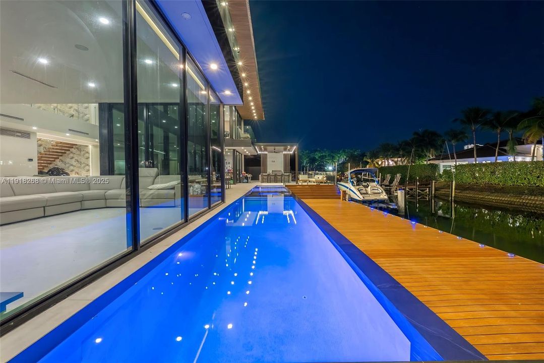 出租: $50,000 (6 贝兹, 6 浴室, 5648 平方英尺)