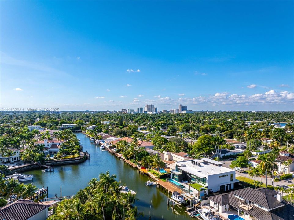 出租: $50,000 (6 贝兹, 6 浴室, 5648 平方英尺)