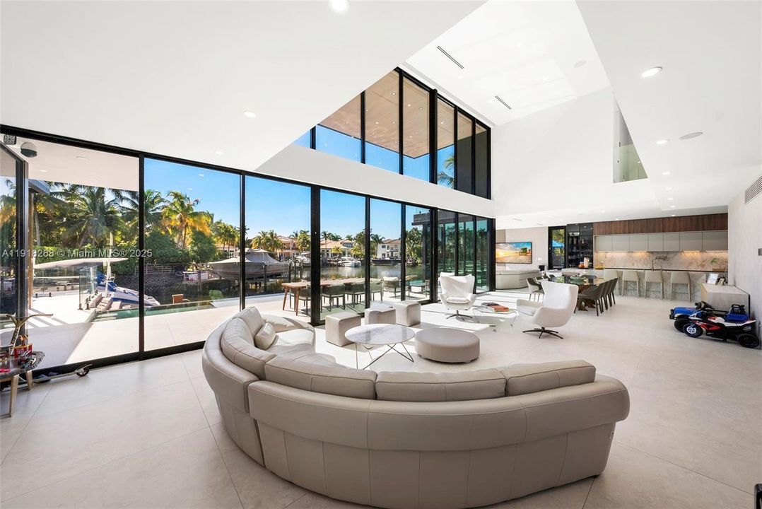 出租: $50,000 (6 贝兹, 6 浴室, 5648 平方英尺)