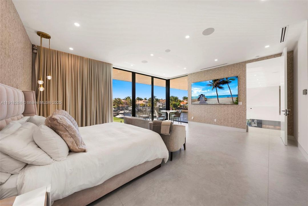 出租: $50,000 (6 贝兹, 6 浴室, 5648 平方英尺)