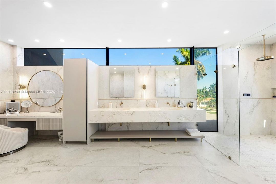 出租: $50,000 (6 贝兹, 6 浴室, 5648 平方英尺)