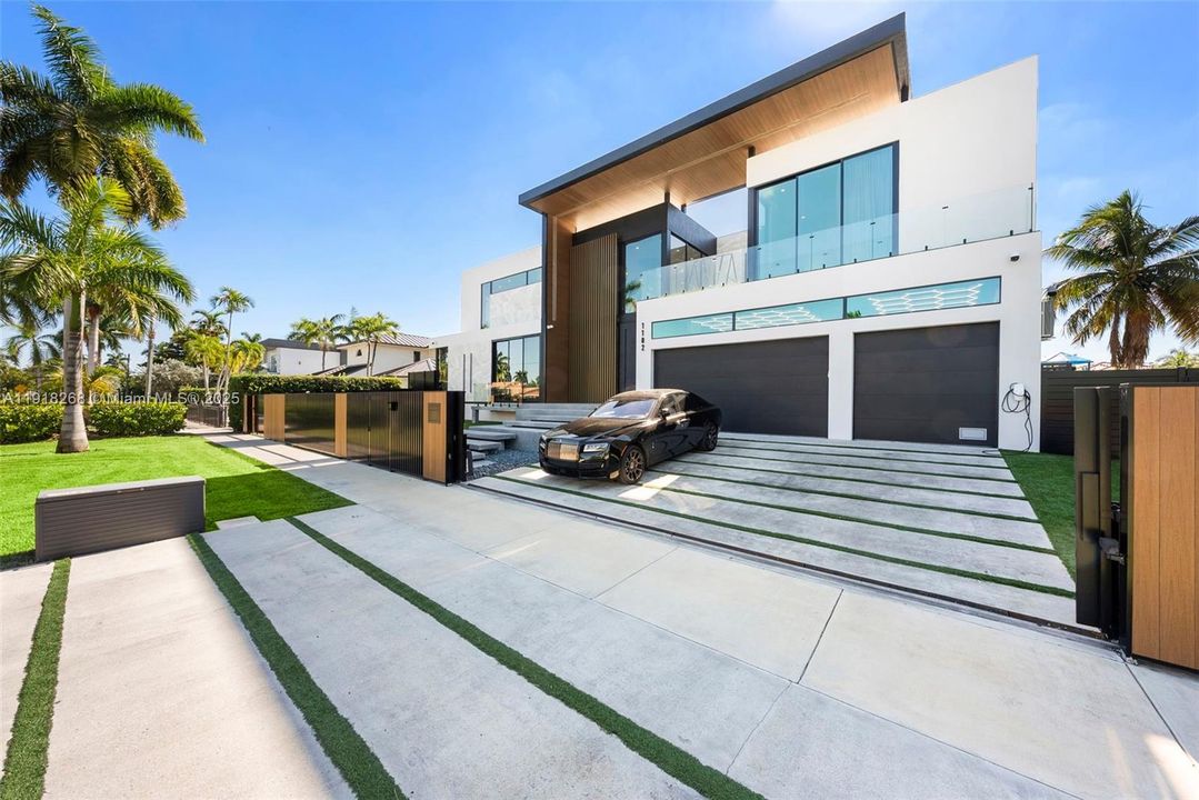 出租: $50,000 (6 贝兹, 6 浴室, 5648 平方英尺)