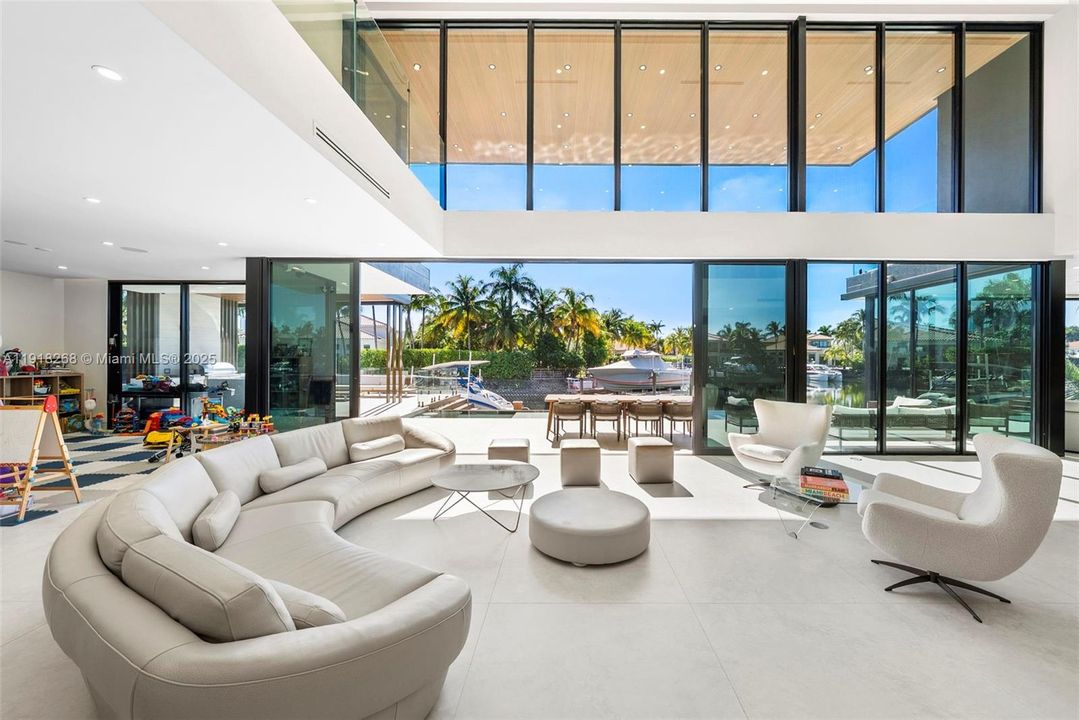 出租: $50,000 (6 贝兹, 6 浴室, 5648 平方英尺)