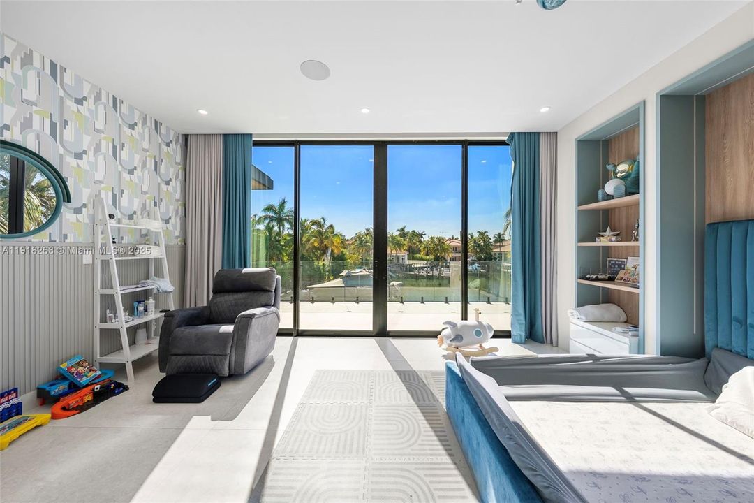 出租: $50,000 (6 贝兹, 6 浴室, 5648 平方英尺)