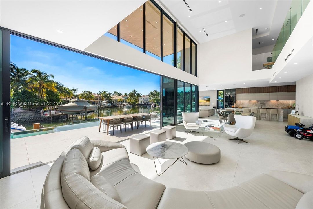 出租: $50,000 (6 贝兹, 6 浴室, 5648 平方英尺)