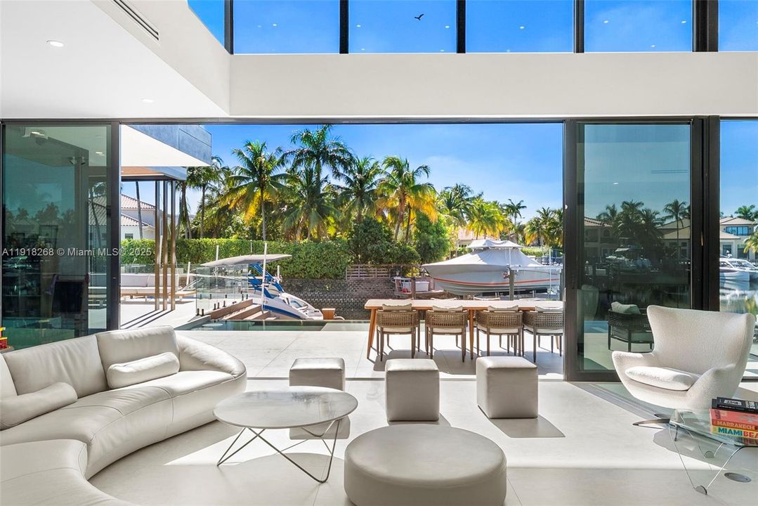 出租: $50,000 (6 贝兹, 6 浴室, 5648 平方英尺)