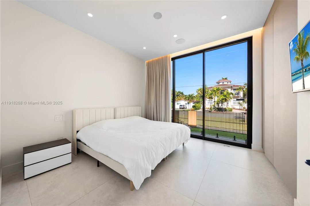 出租: $50,000 (6 贝兹, 6 浴室, 5648 平方英尺)