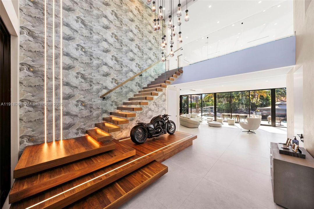 出租: $50,000 (6 贝兹, 6 浴室, 5648 平方英尺)