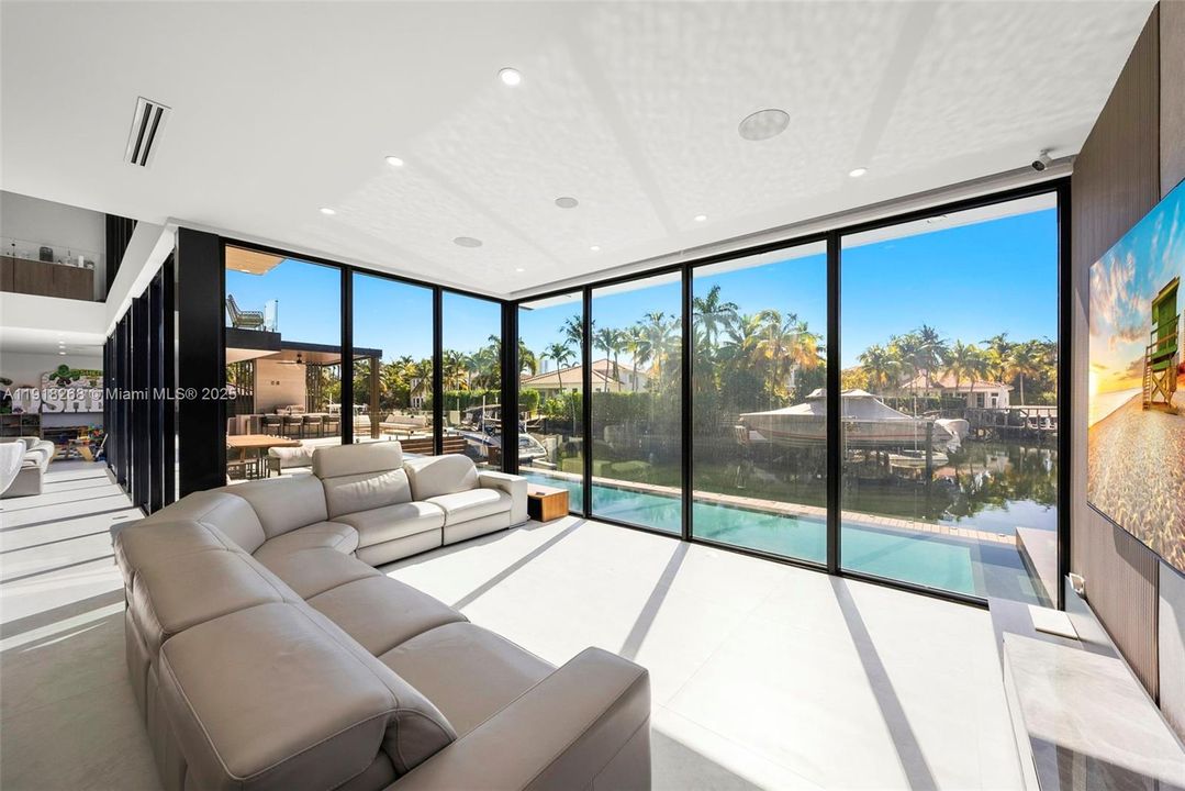 出租: $50,000 (6 贝兹, 6 浴室, 5648 平方英尺)