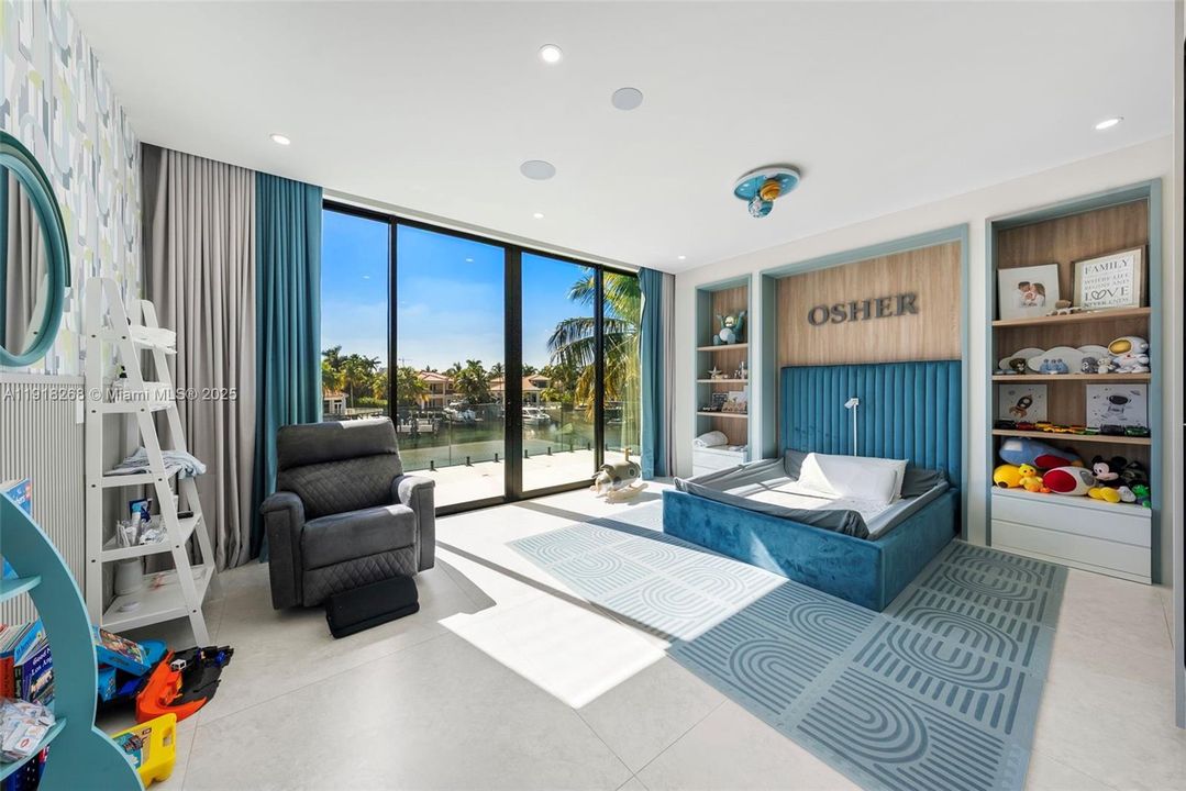 出租: $50,000 (6 贝兹, 6 浴室, 5648 平方英尺)