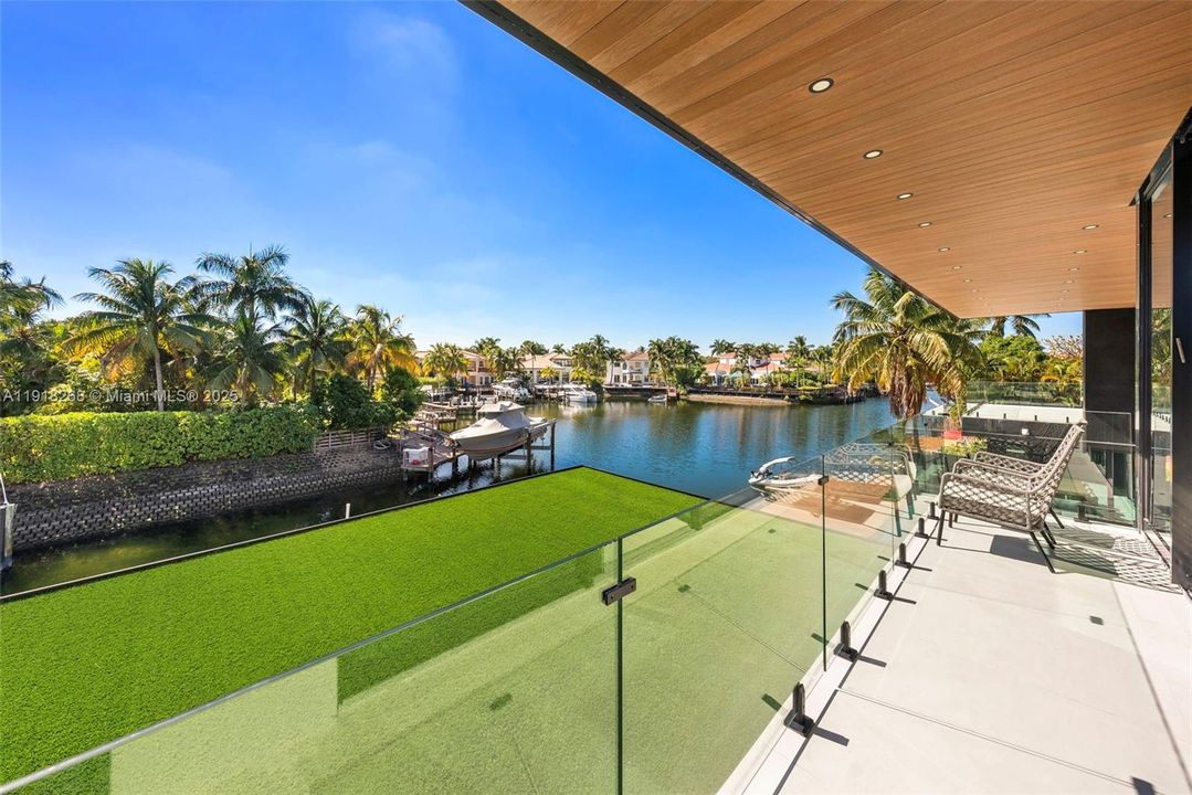 出租: $50,000 (6 贝兹, 6 浴室, 5648 平方英尺)