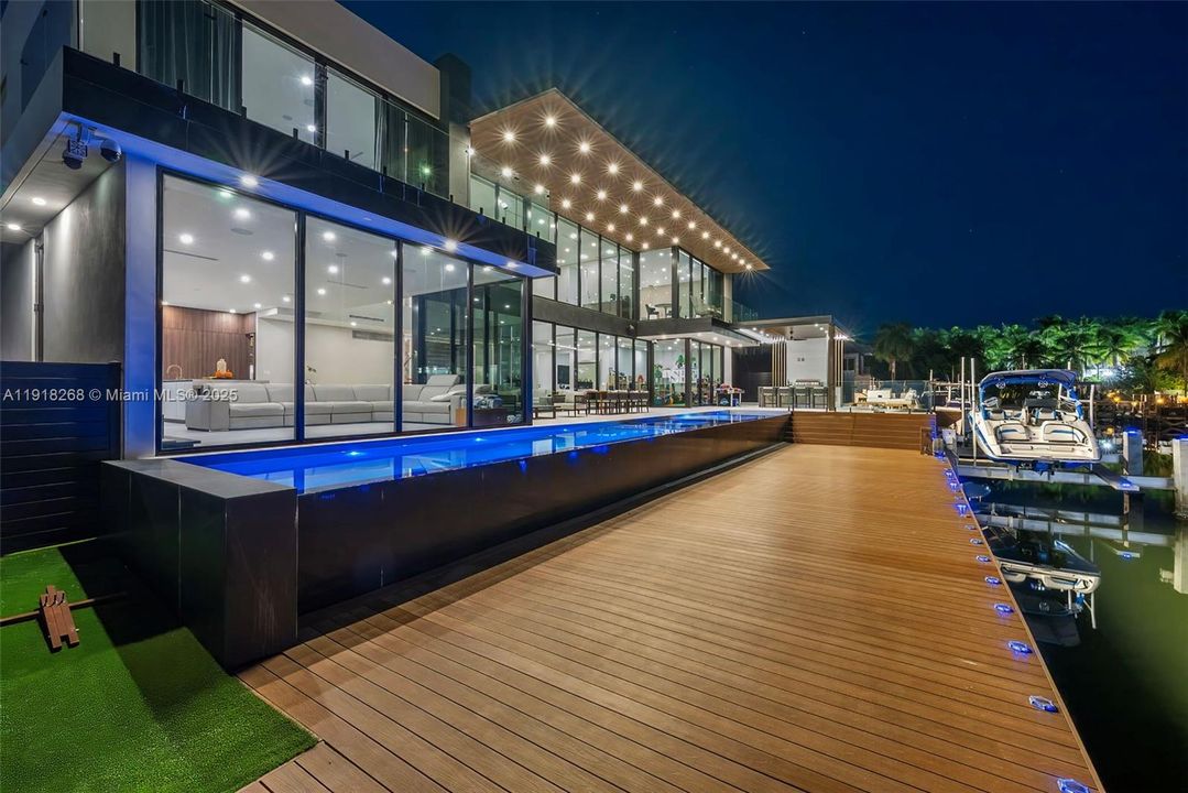 出租: $50,000 (6 贝兹, 6 浴室, 5648 平方英尺)