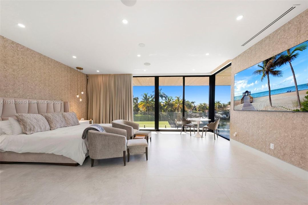 出租: $50,000 (6 贝兹, 6 浴室, 5648 平方英尺)