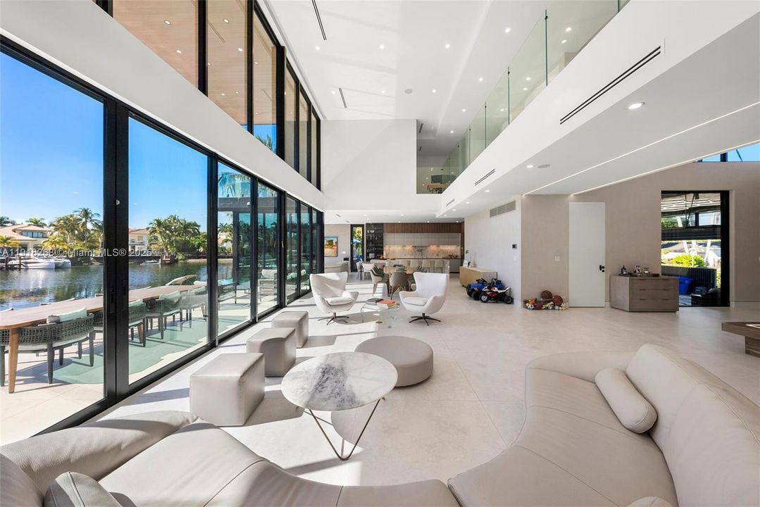 出租: $50,000 (6 贝兹, 6 浴室, 5648 平方英尺)