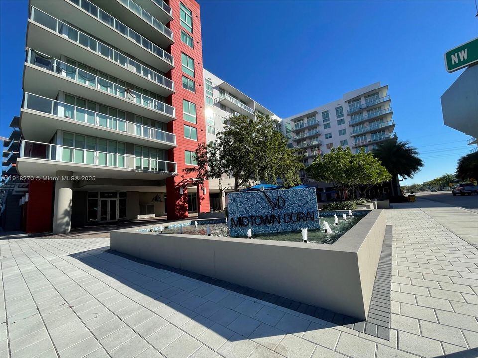 For Sale: $325,000 (1 beds, 1 baths, 686 Square Feet)