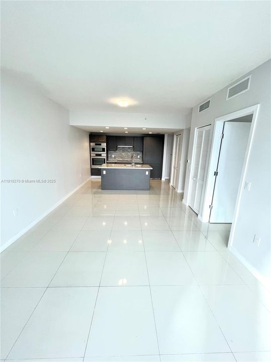 For Sale: $325,000 (1 beds, 1 baths, 686 Square Feet)