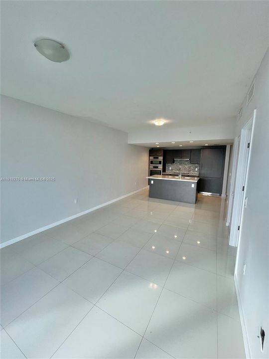 For Sale: $325,000 (1 beds, 1 baths, 686 Square Feet)