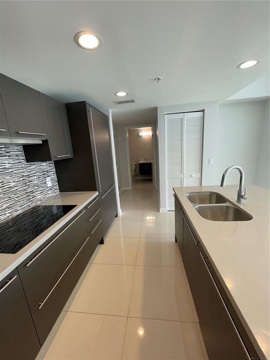 For Sale: $325,000 (1 beds, 1 baths, 686 Square Feet)