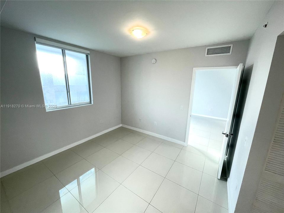 For Sale: $325,000 (1 beds, 1 baths, 686 Square Feet)