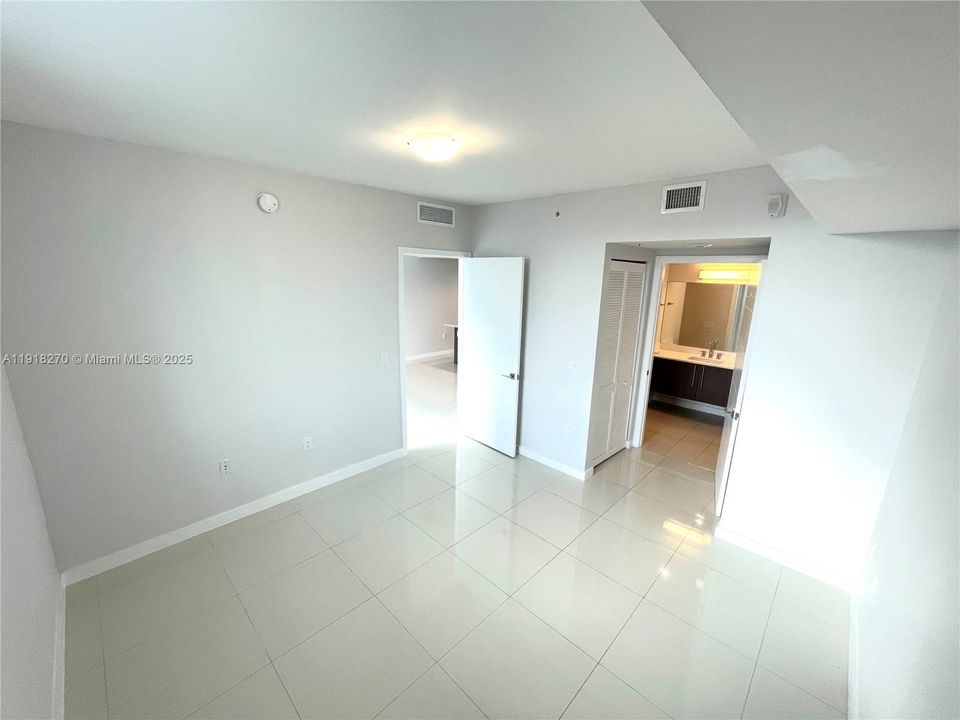 For Sale: $325,000 (1 beds, 1 baths, 686 Square Feet)