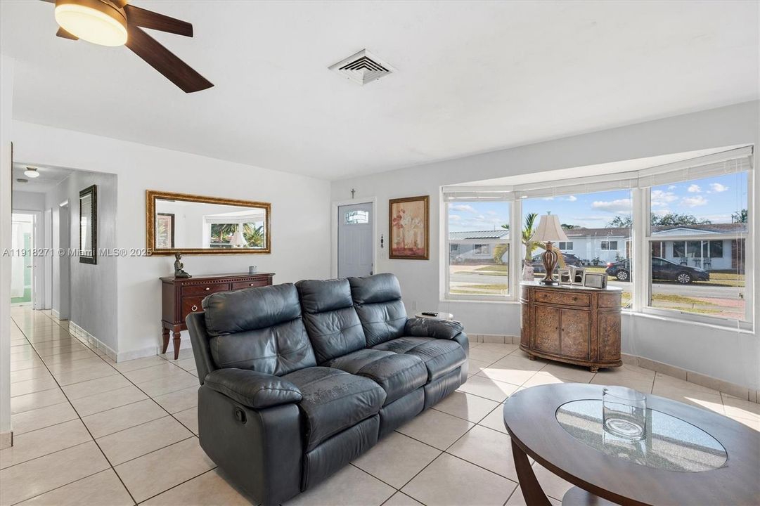 合同活跃: $680,000 (3 贝兹, 2 浴室, 1450 平方英尺)