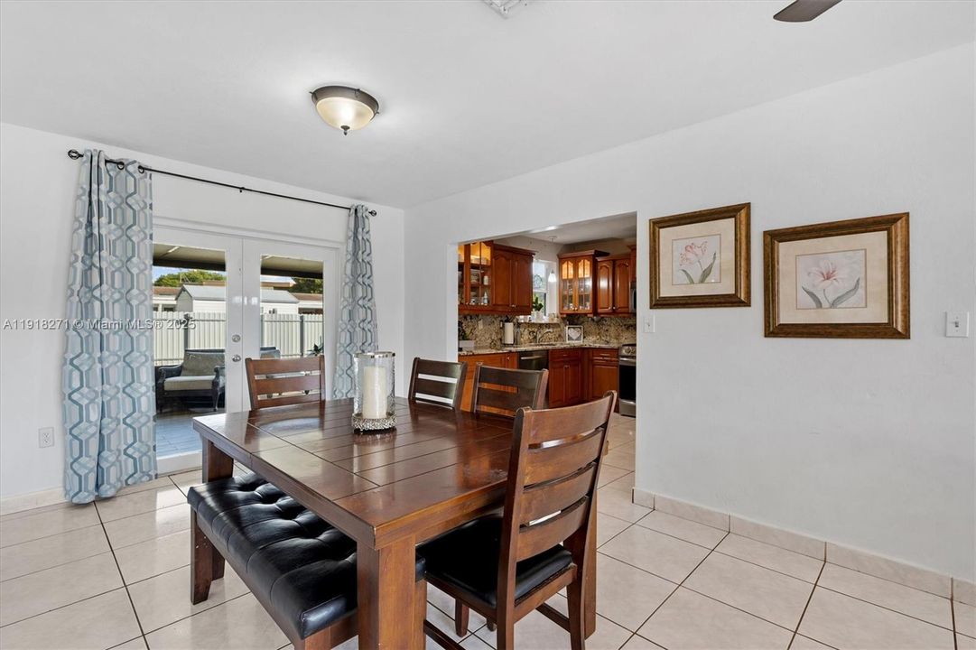 合同活跃: $680,000 (3 贝兹, 2 浴室, 1450 平方英尺)