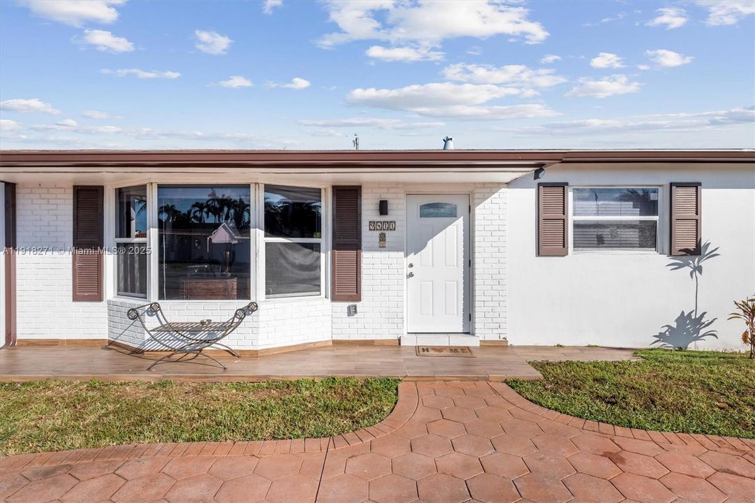 合同活跃: $680,000 (3 贝兹, 2 浴室, 1450 平方英尺)